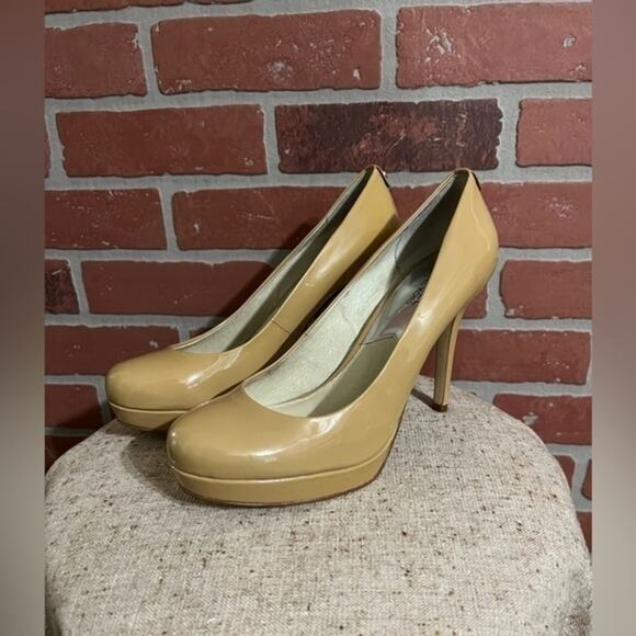 Michael Kors | Beige Stilettos - Picture 1 of 8
